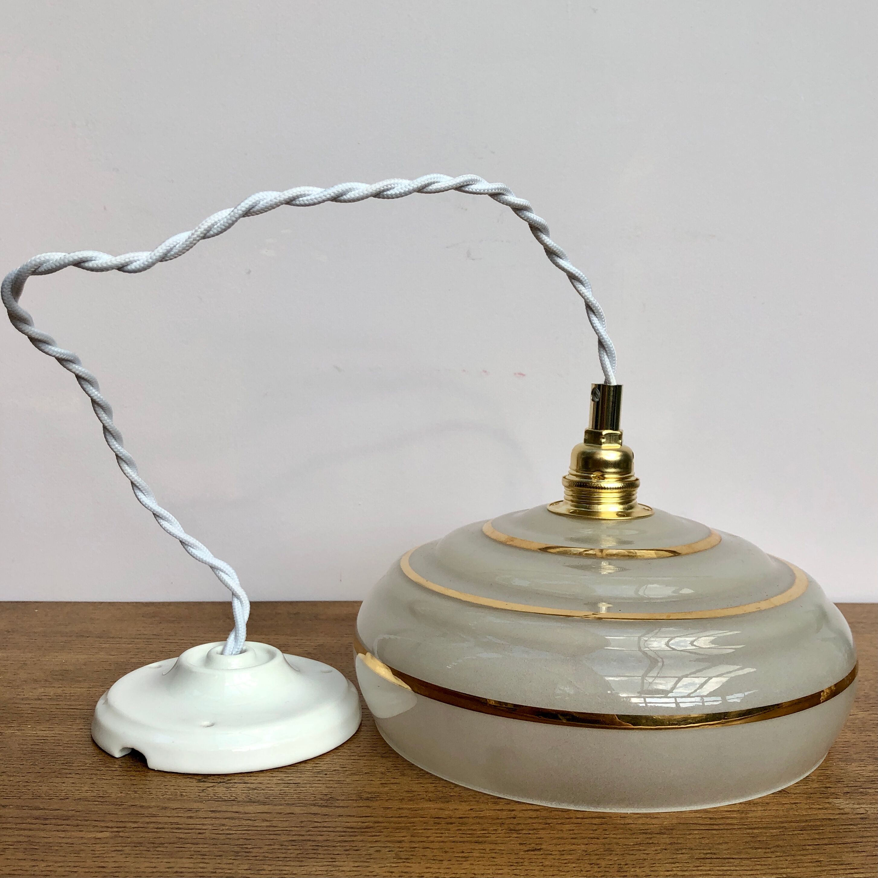 Vintage white and gold glass lampshade suspension