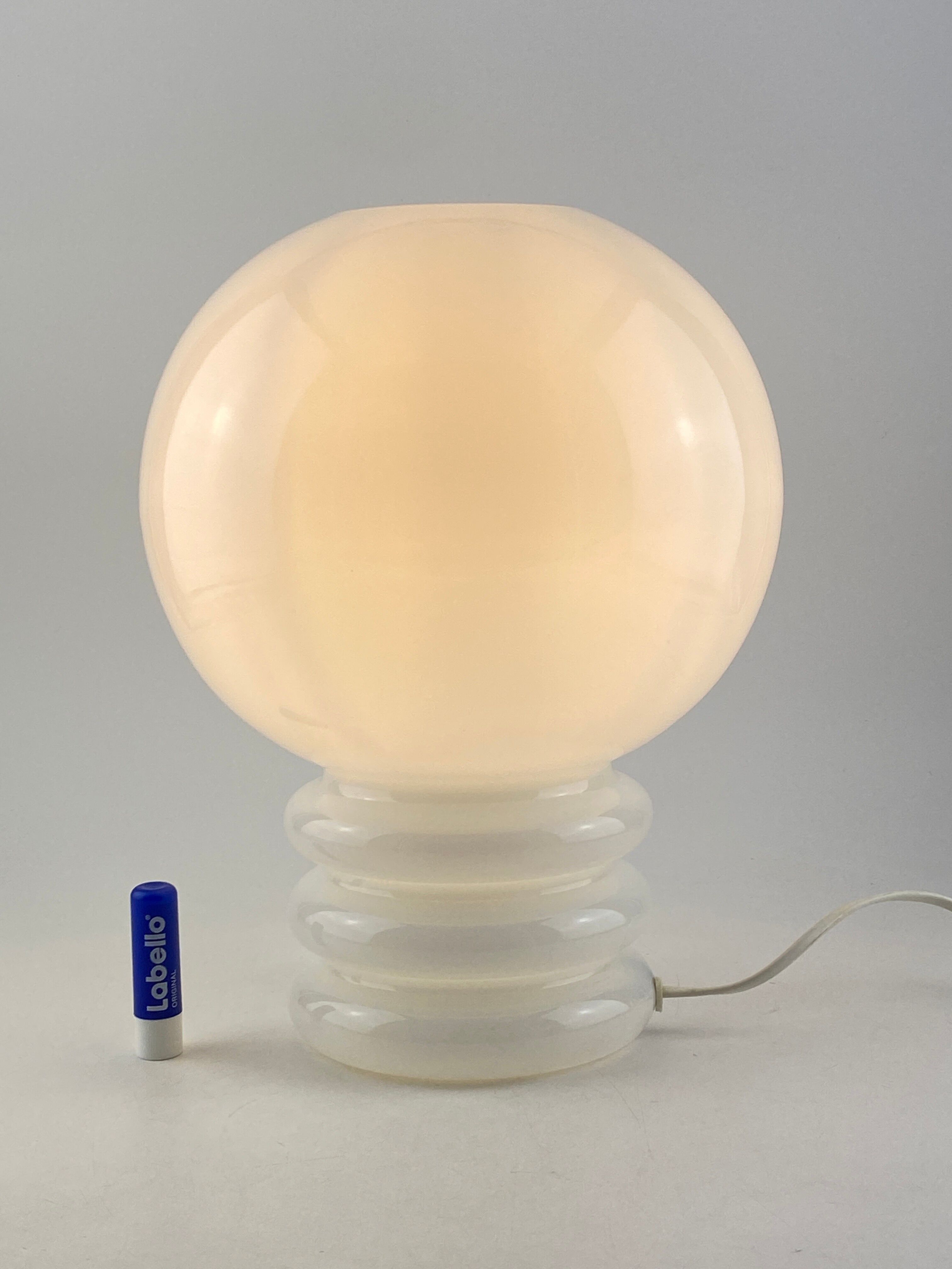 Lampe de table vintage en verre blanc, ampoule de Glashütte Limburg 1979