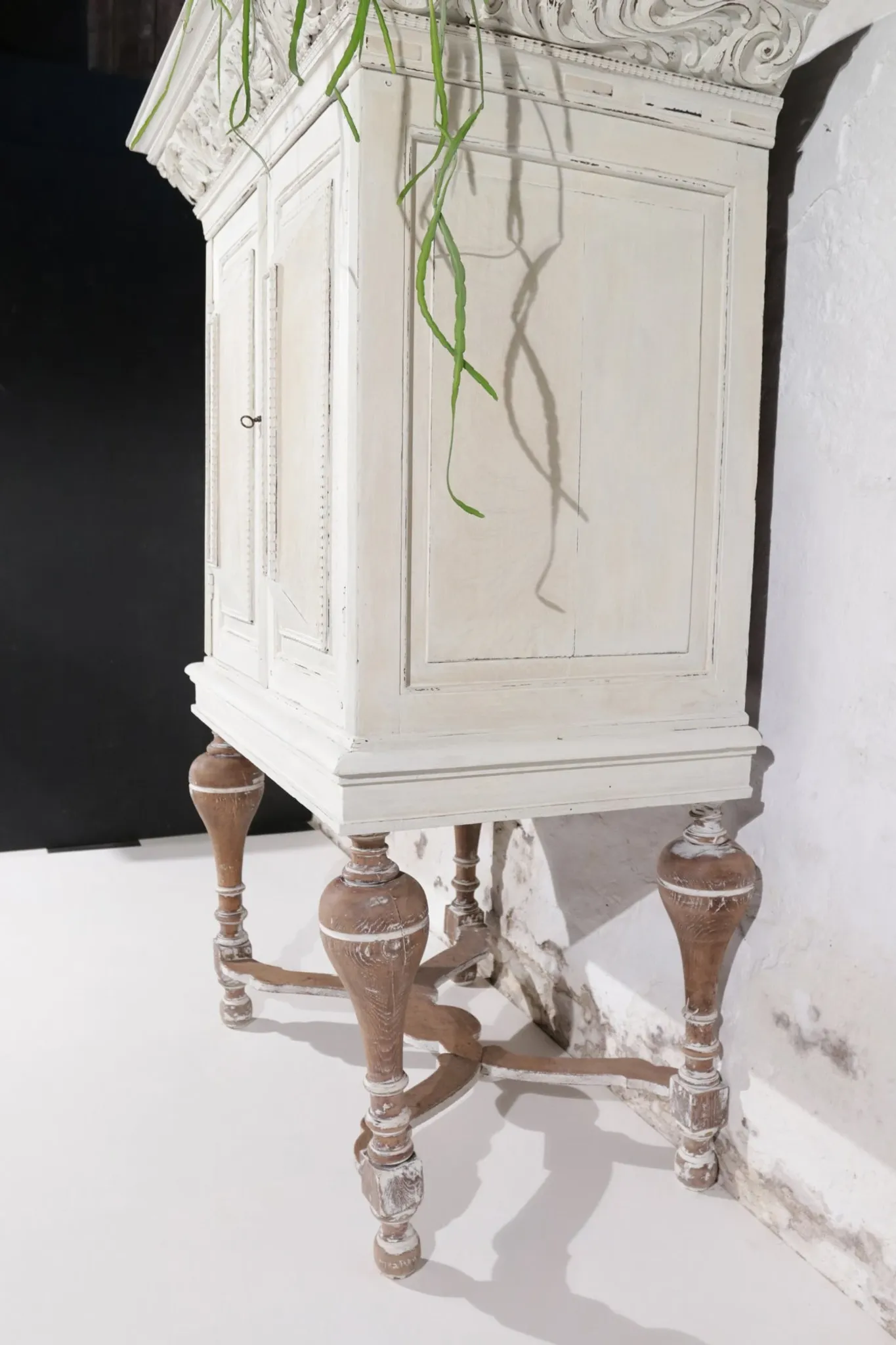 Rare small 17th century Dutch (nursery) cushion cabinet oak white painted