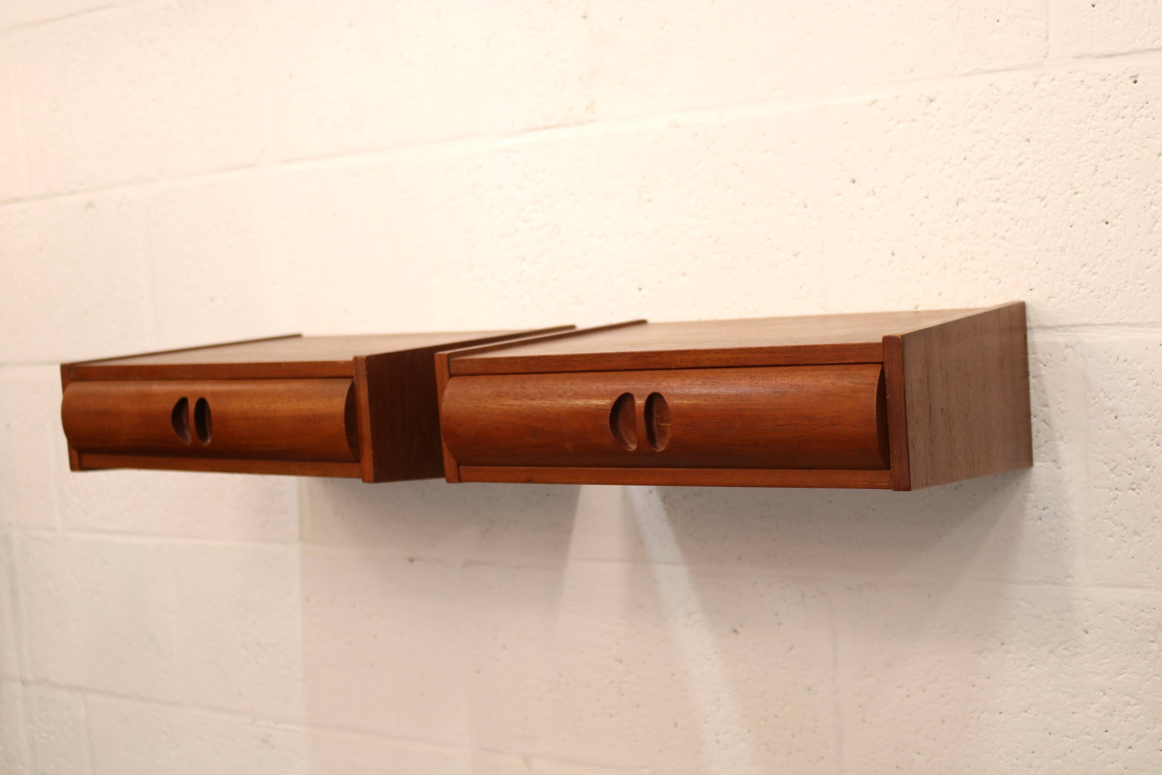 Set of vintage floating nightstands in teak with drawers *** Denmark 1970