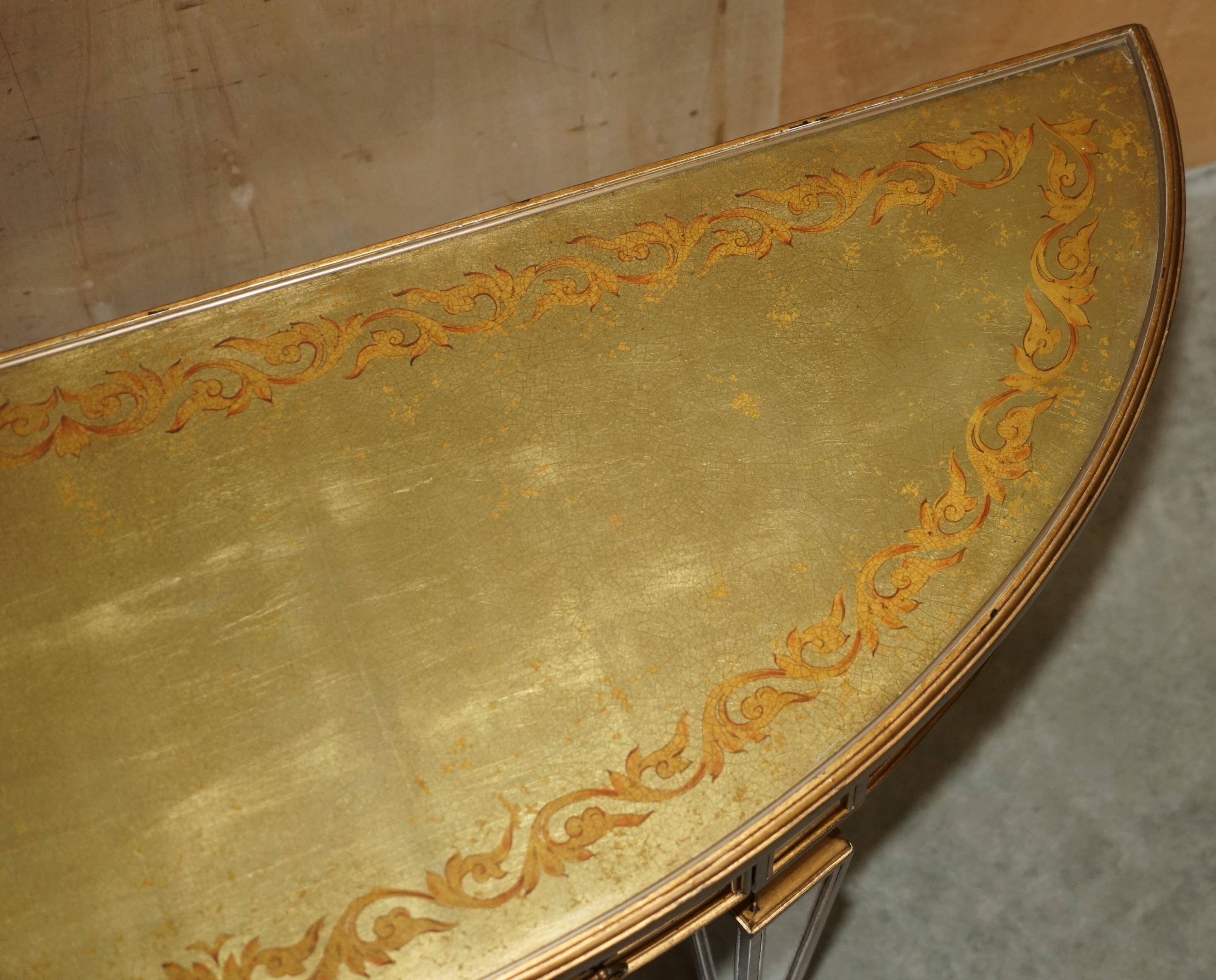 Console demi-lune Eglomise Theodore Alexander finition dorée