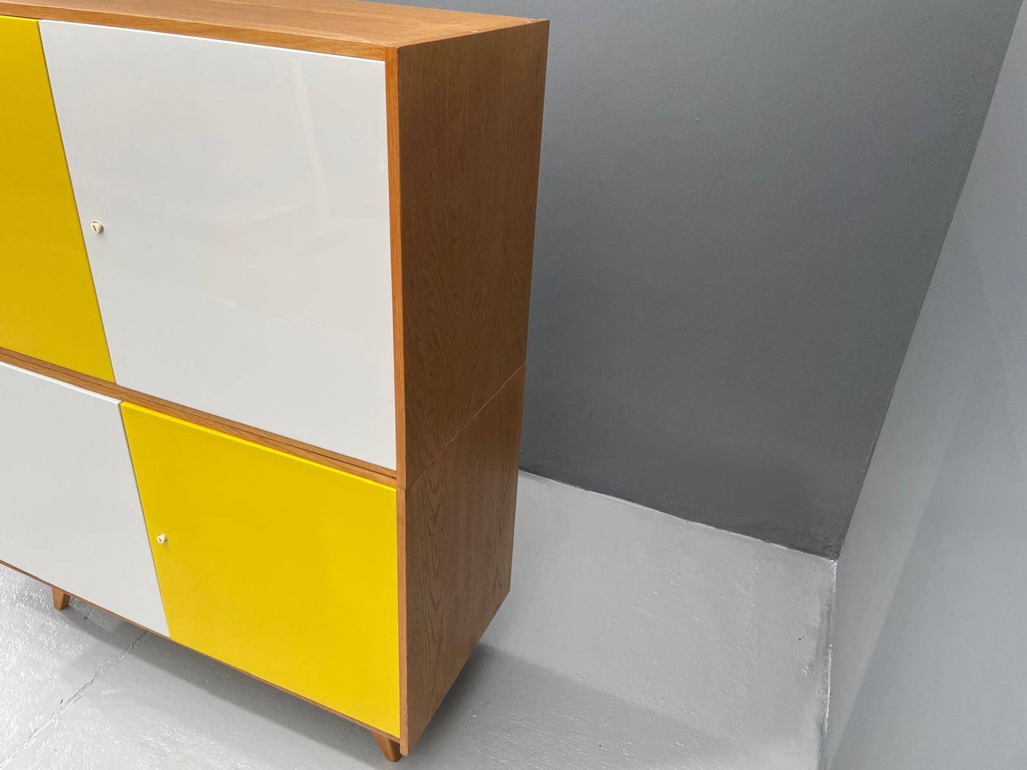 Armoire U-450 en placage de chêne, variante jaune et blanc, Jiří Jiroutek pour Inte