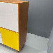 Armoire U-450 en placage de chêne, variante jaune et blanc, Jiří Jiroutek pour Inte