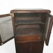 Meuble vintage en chêne avec portes grillagées