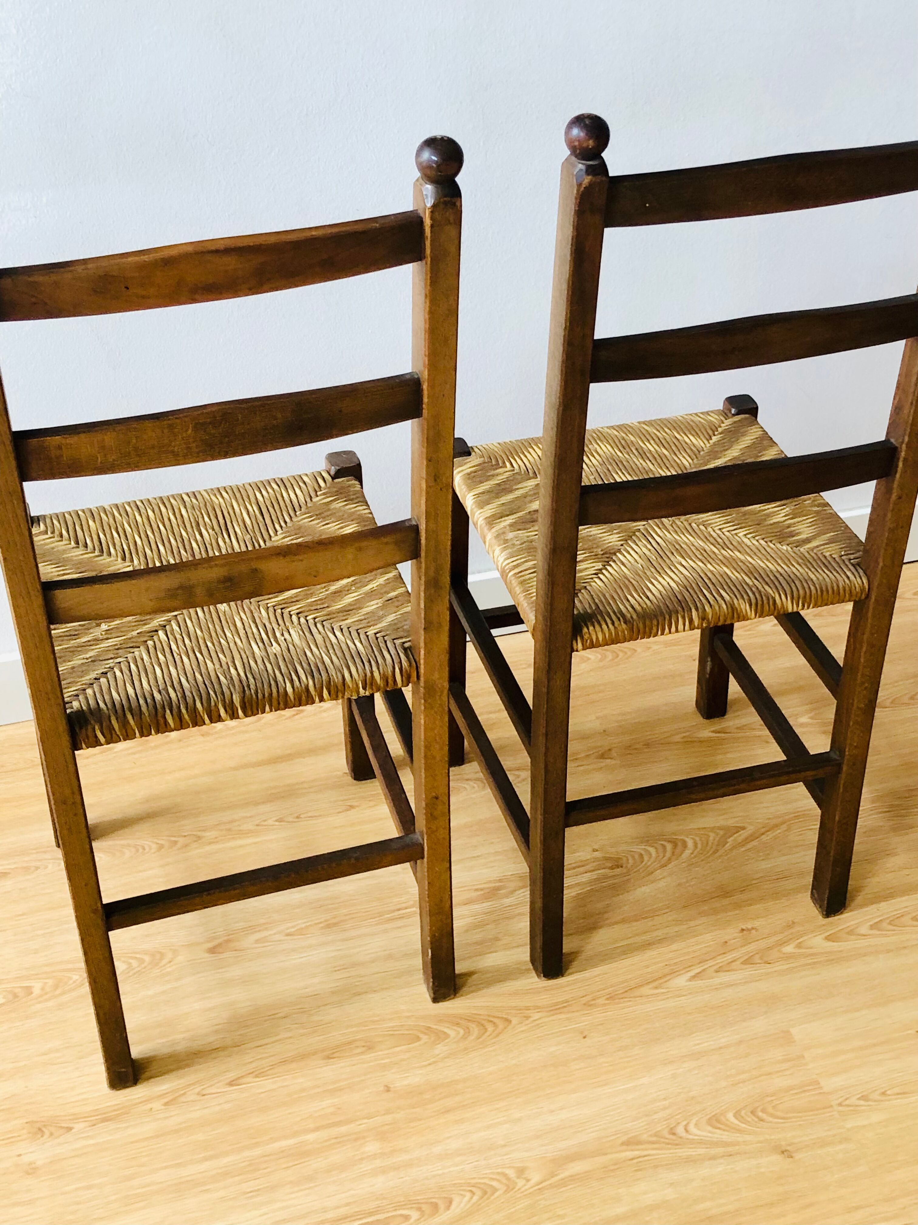 Paire de chaises rustiques en bois et assises paillées