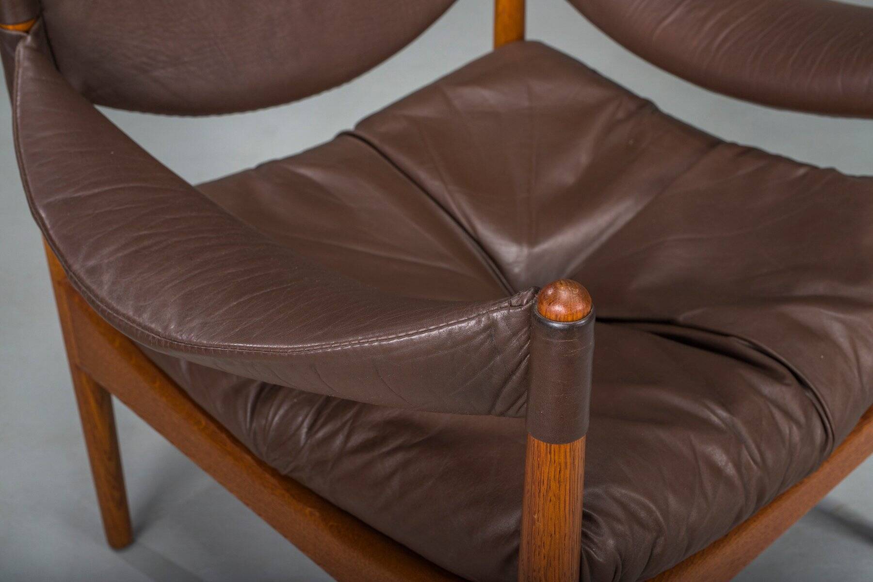 Ensemble de 3 fauteuils lounge danois modernes en chêne et cuir avec repose-pieds, conçus par Kristian Vedel pour Søren Wiladsen, années 1960.