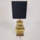 Paire de lampes de table de style Régence avec abat-jour noirs – Base en laiton et bois