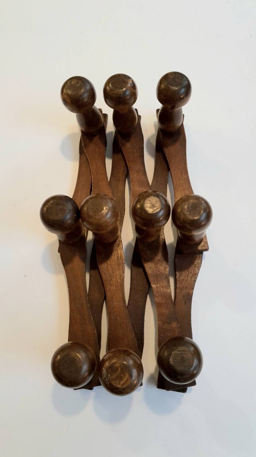 Expandable coat rack