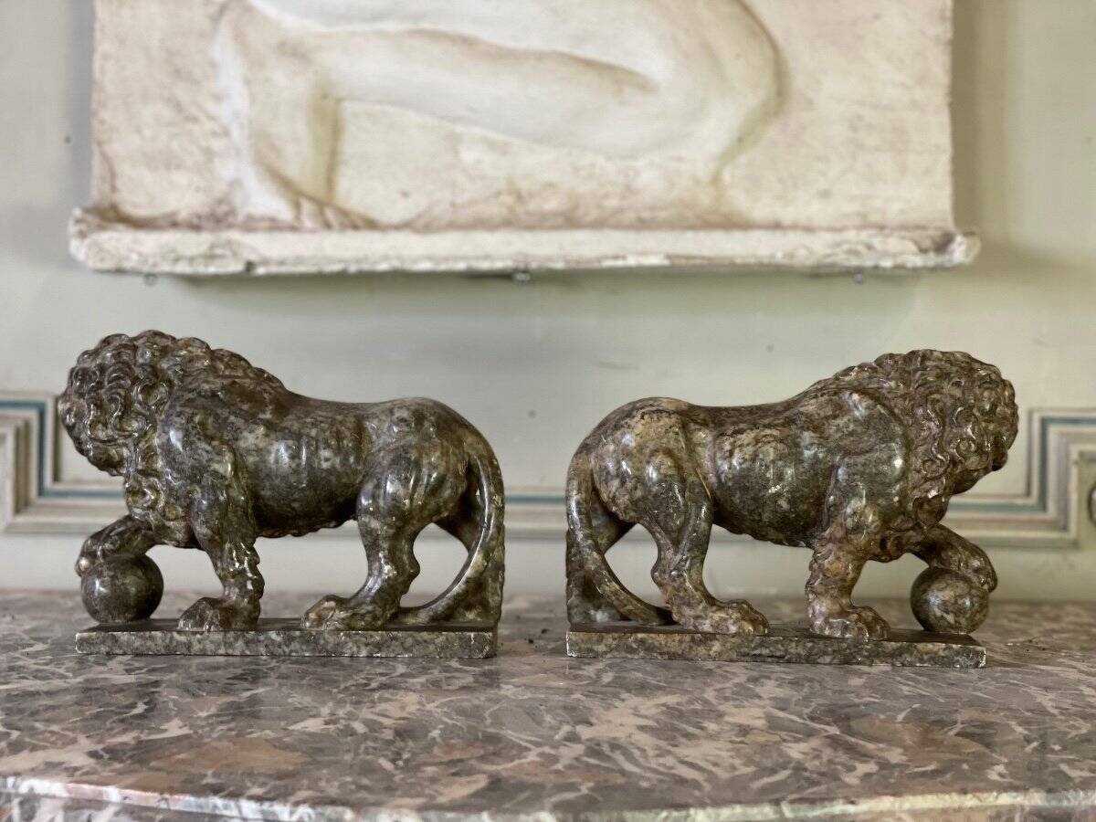 Pair of Medici lions in alabaster, Italy 19th century