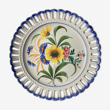 Wall plate with flowers and openwork edge
