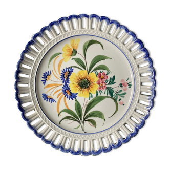 Wall plate with flowers and openwork edge