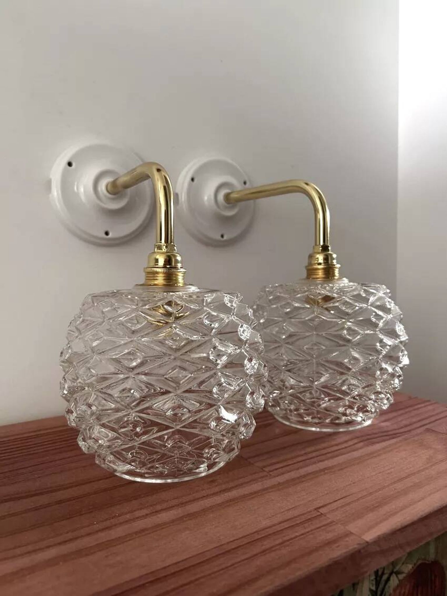 Paire d’appliques murales vintage en verre ciselé pomme de pin