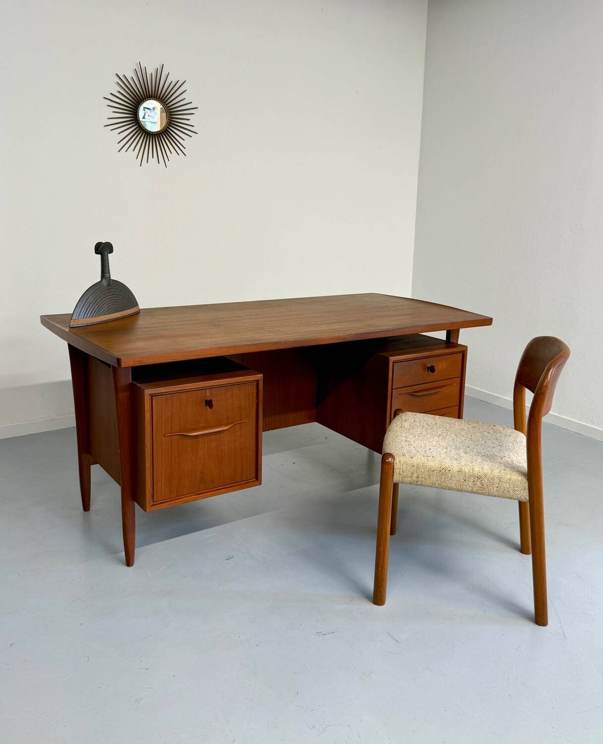 Scandinavian design desk Swiss Teack design 70s teak
