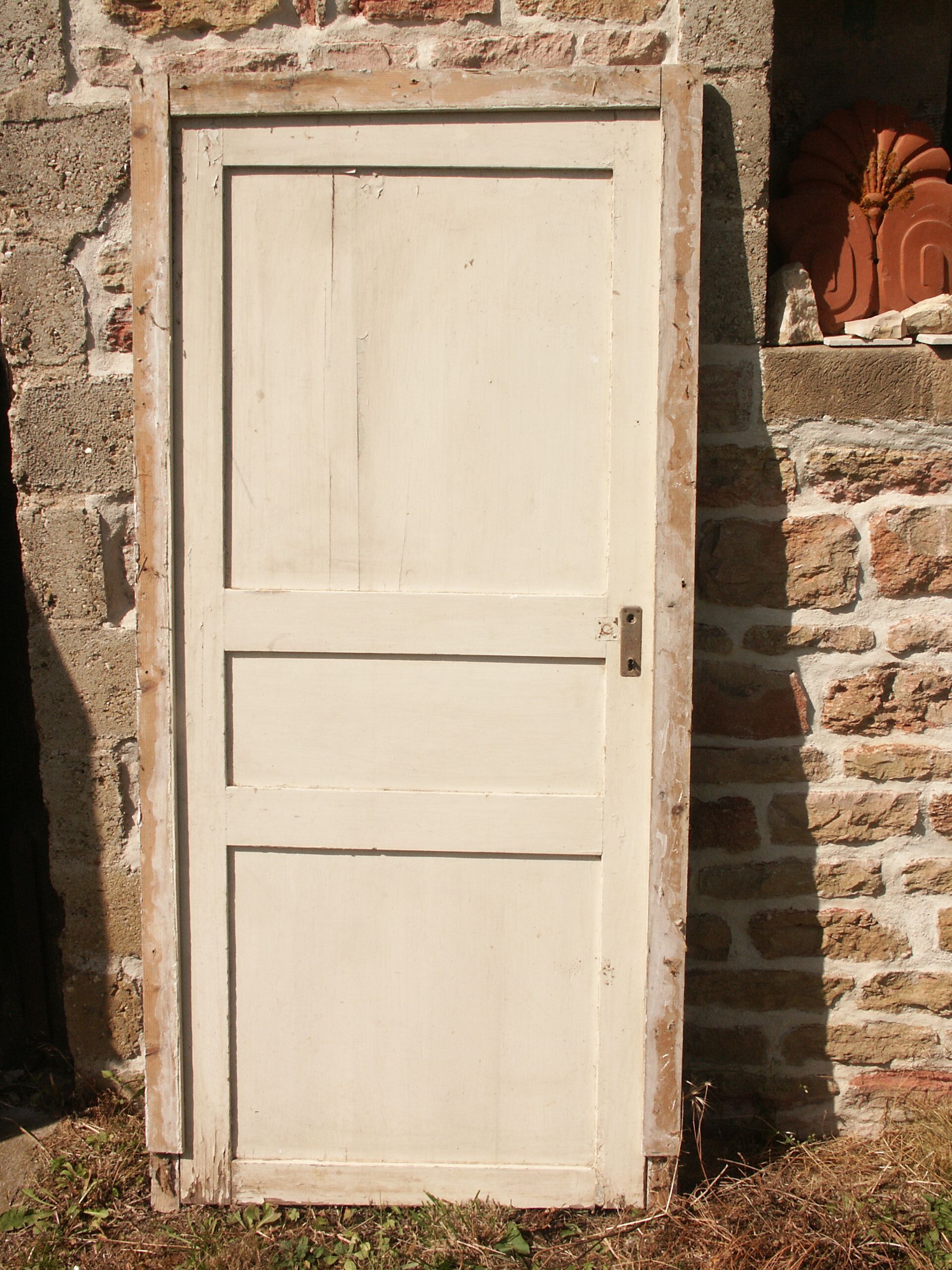 Closet door or reserve and its frame