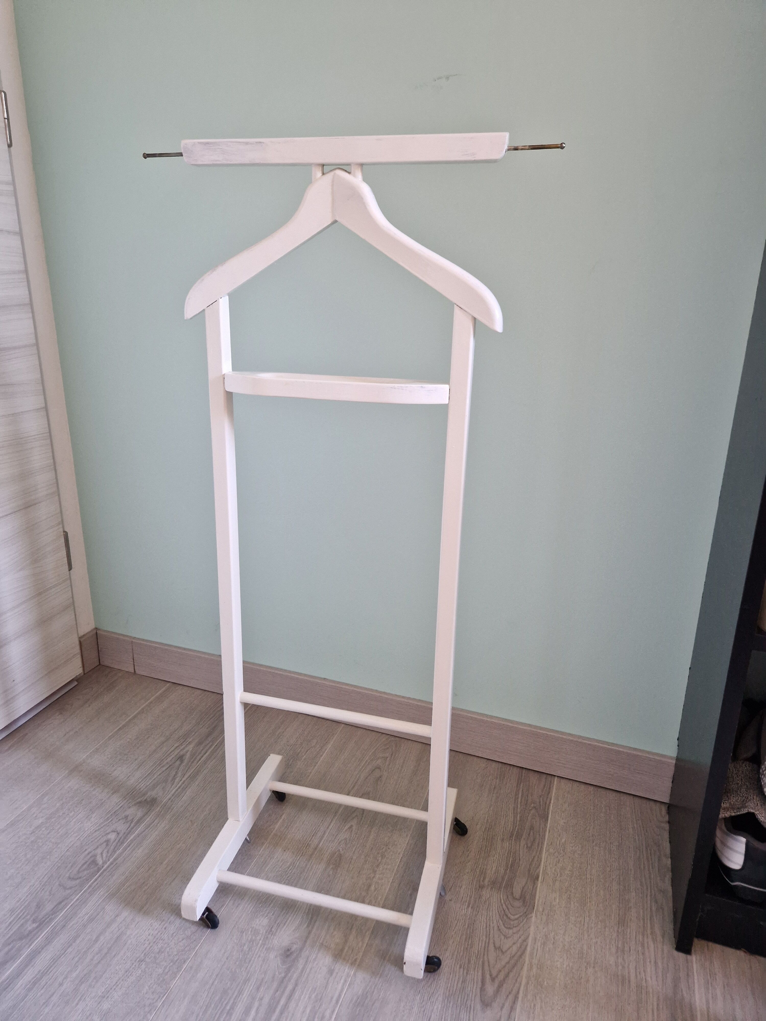 Shabby chic wooden valet