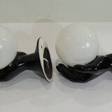 Paire d’appliques mains noires tenant un globe en opaline, années 70