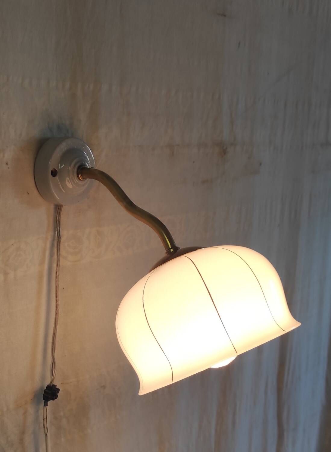 Vintage wall light in brass, porcelain and opaline - mid 20th century.