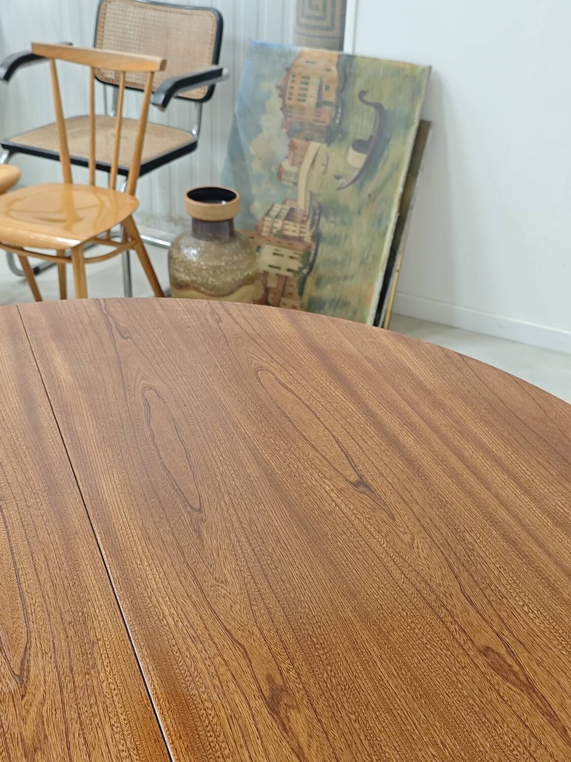 Extendable table with integrated Scandinavian style Self