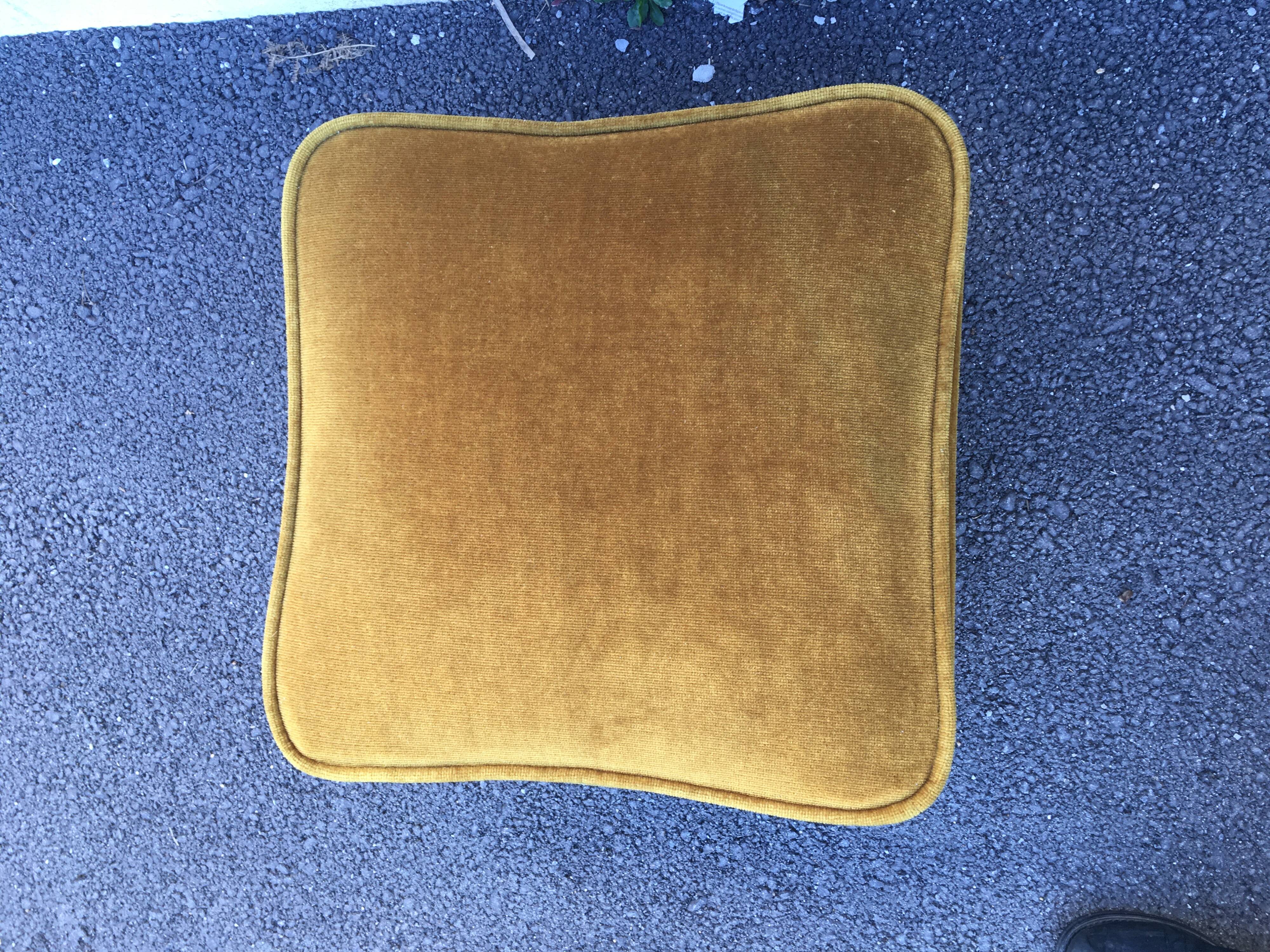 Gold velvet pouf with fringes