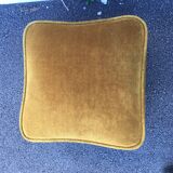 Gold velvet pouf with fringes