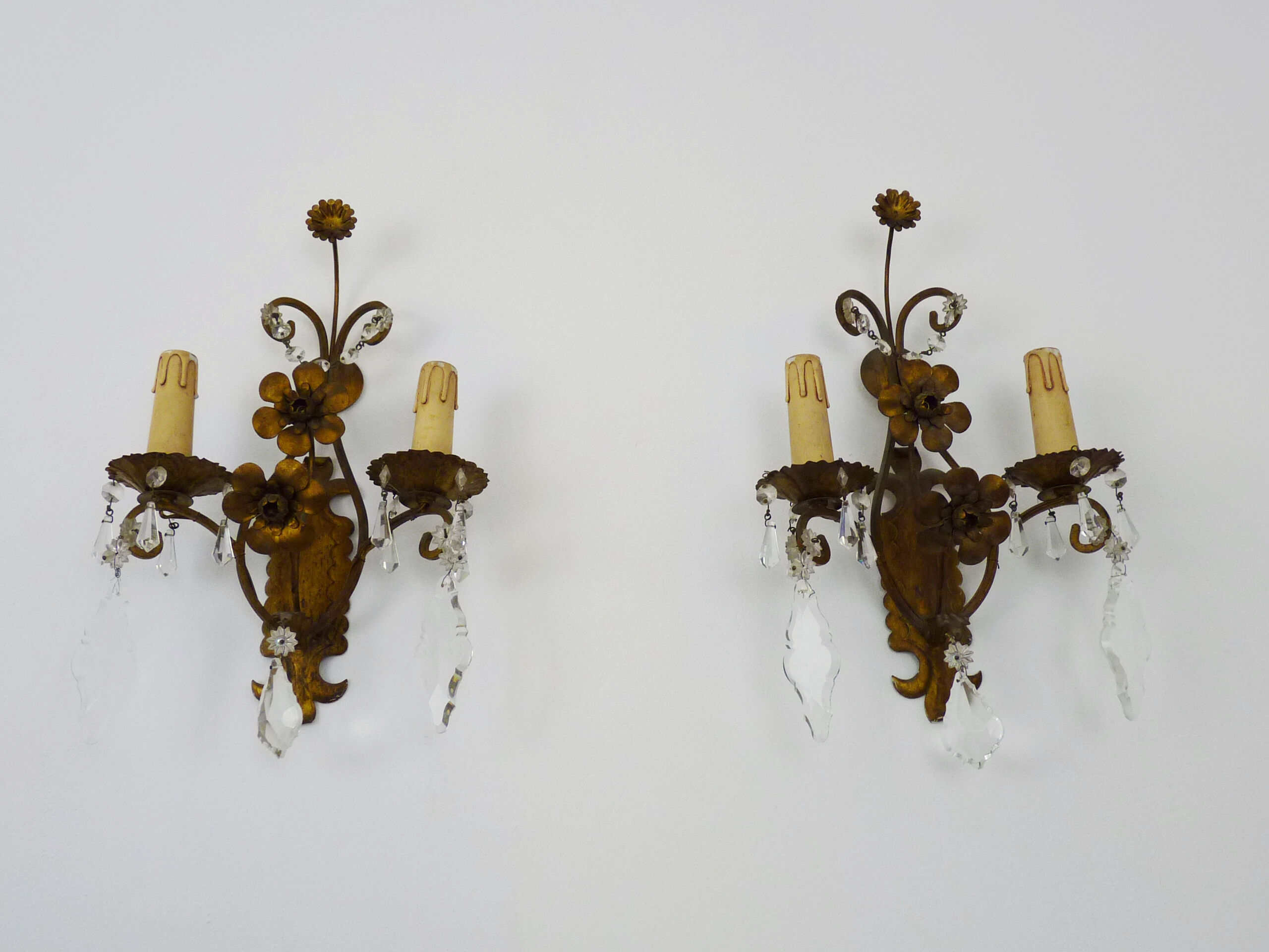 Pair of vintage Italian wall lamps in gilded metal, glass grapevines. Year 60