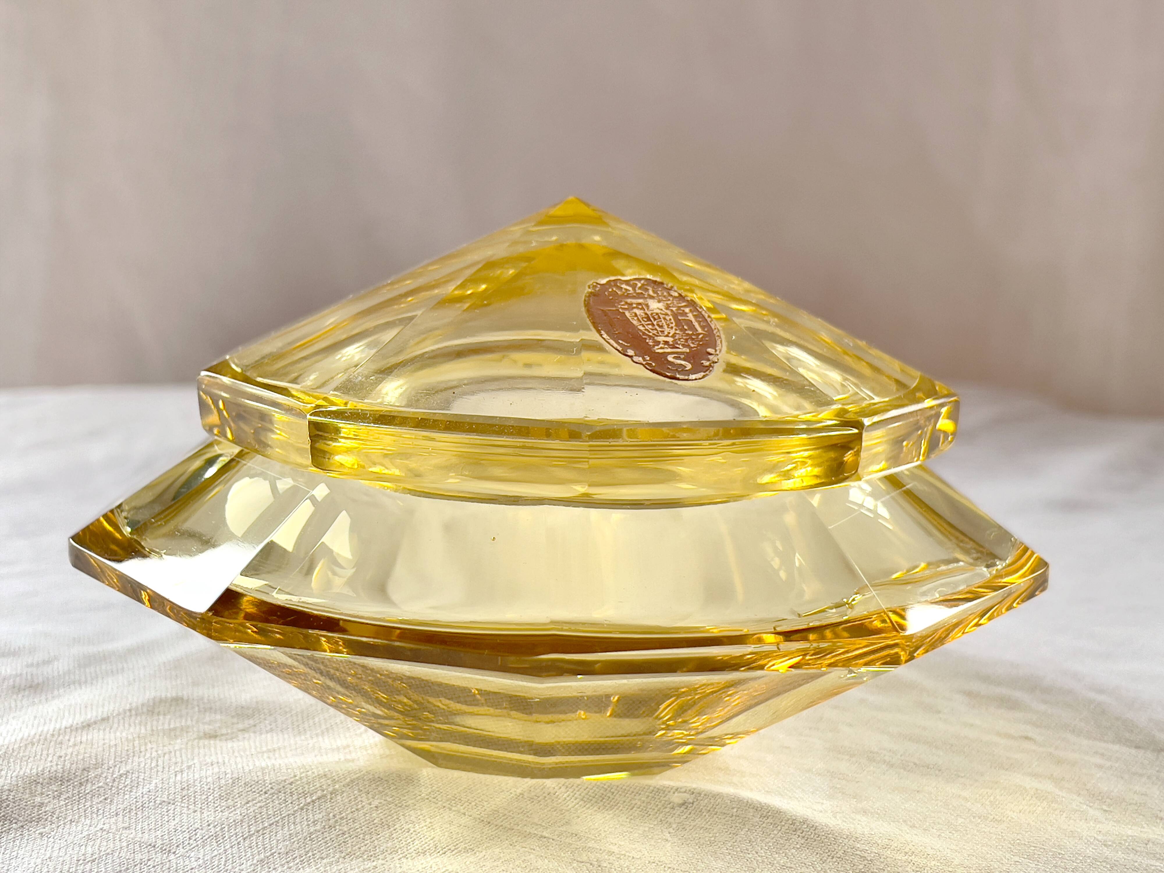 Poudrier Art Déco aux parois facettées  en cristal jaune citrine