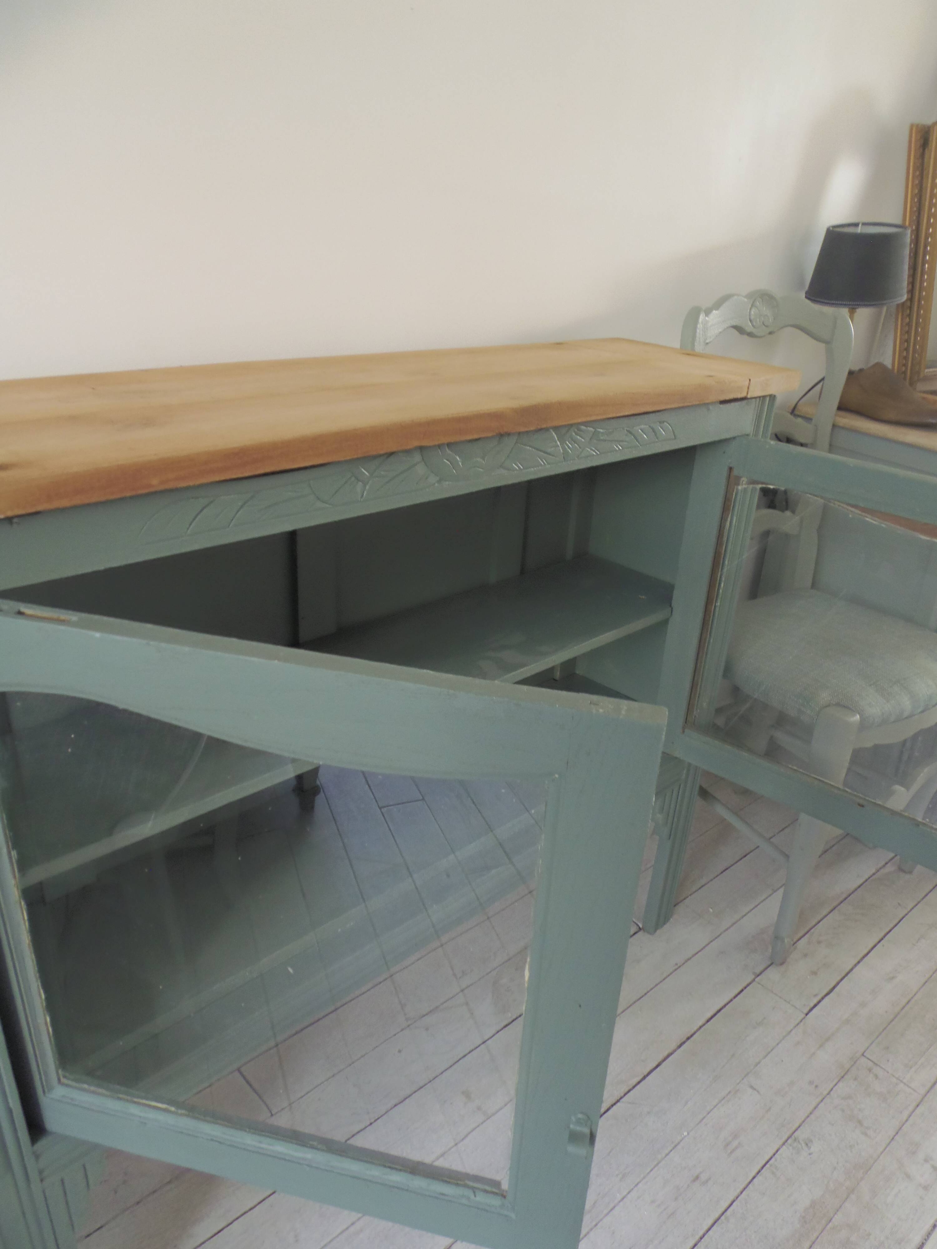 Console, sideboard, shallow display case sublimated in smoky green, wooden top.