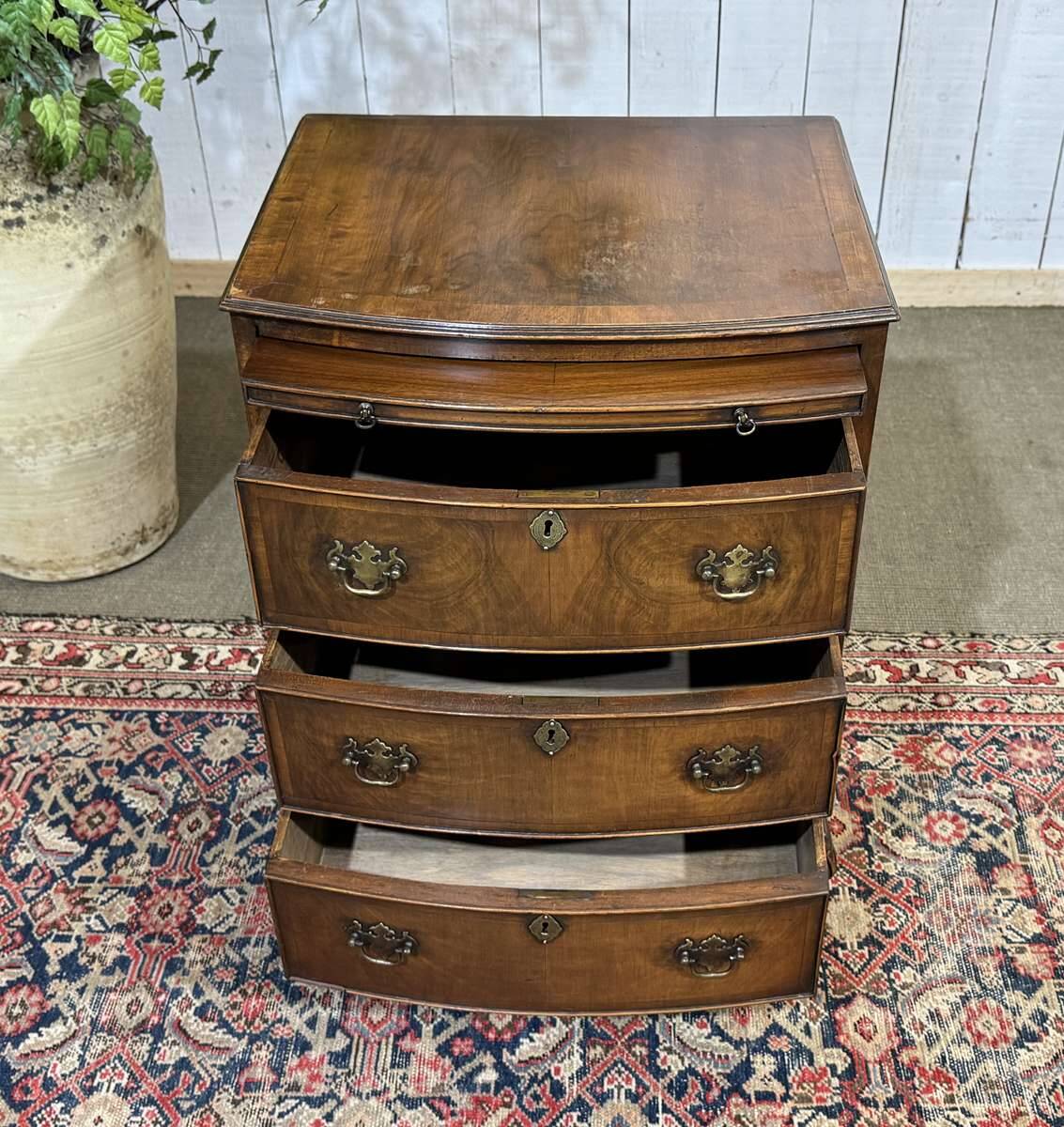 Commode anglaise en noyer des années 1950
