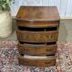 Commode anglaise en noyer des années 1950