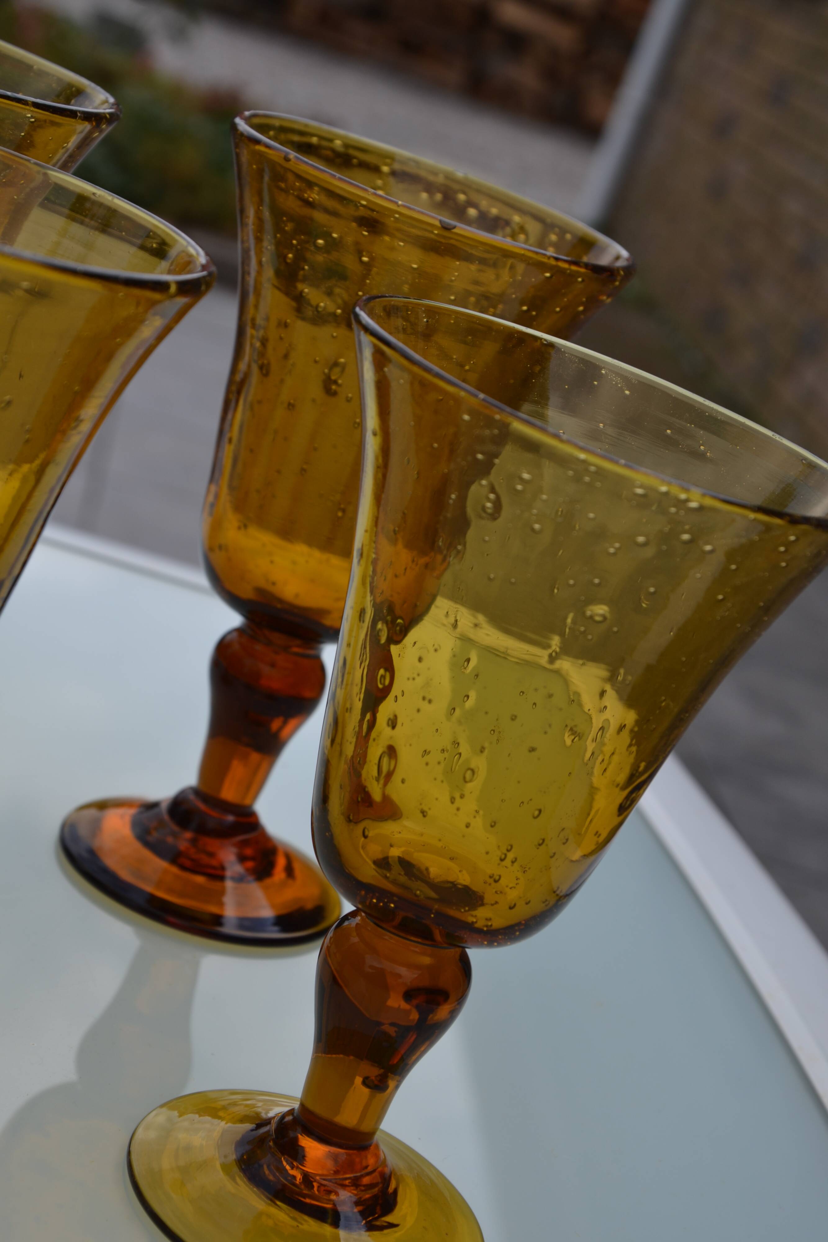 8 verres en verre ambré Biot
