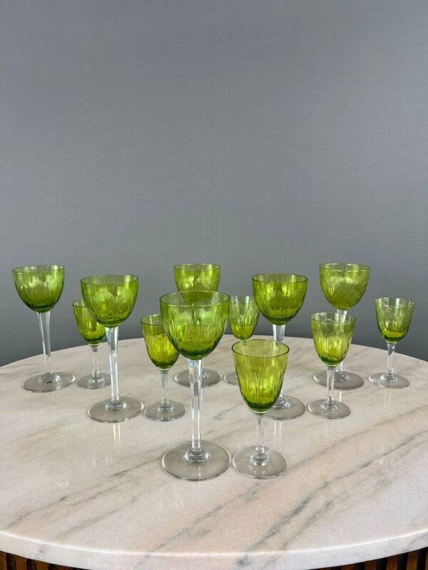 Service de verres anciens en cristal baccarat vert, xxe siècle