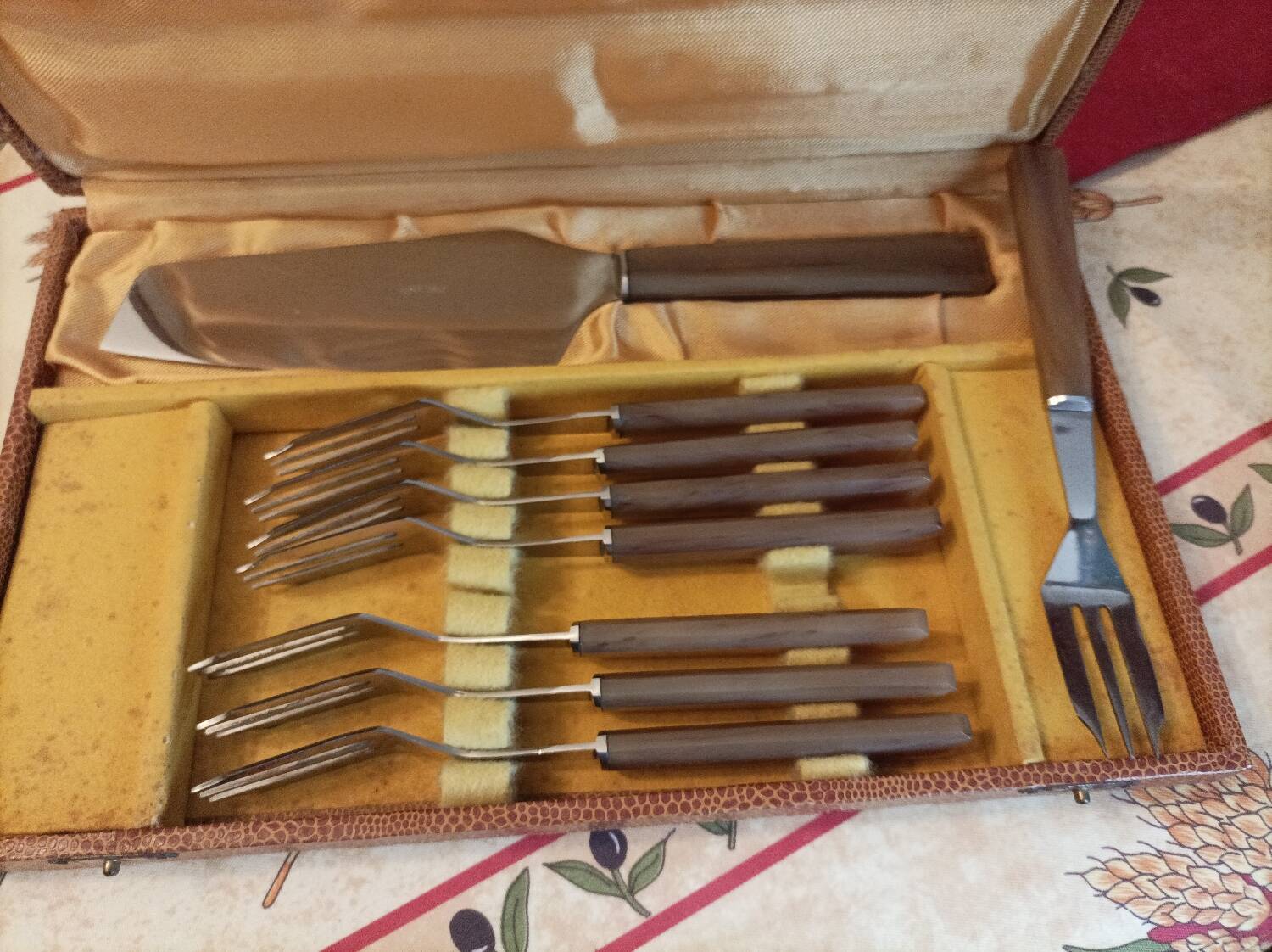 Housewife cake service