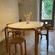 Joli ensemble design table, chaises et tabouret