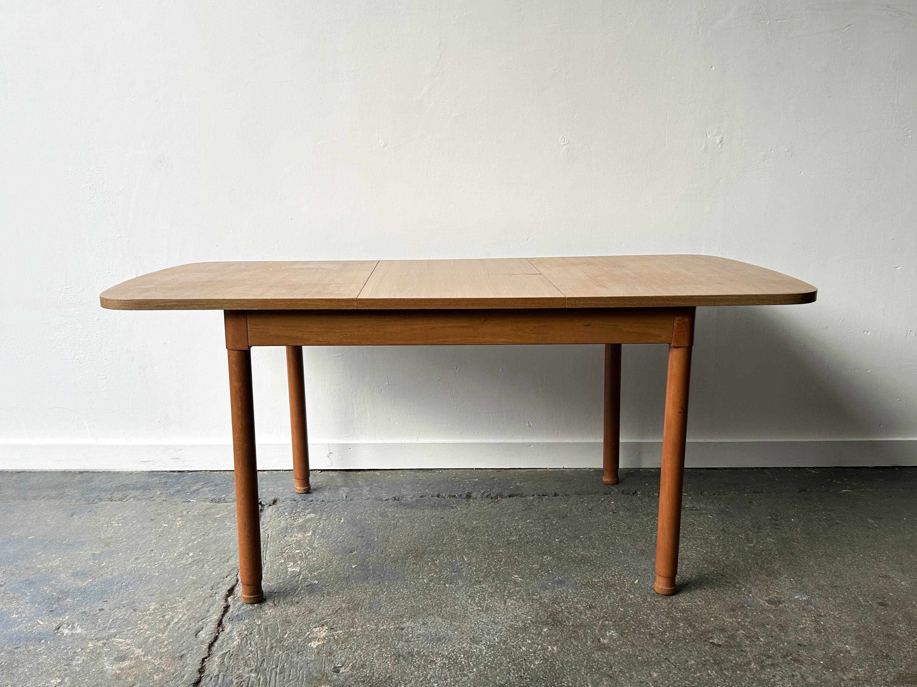 Mid-Century modern extending dining table by Schreiber Furniture