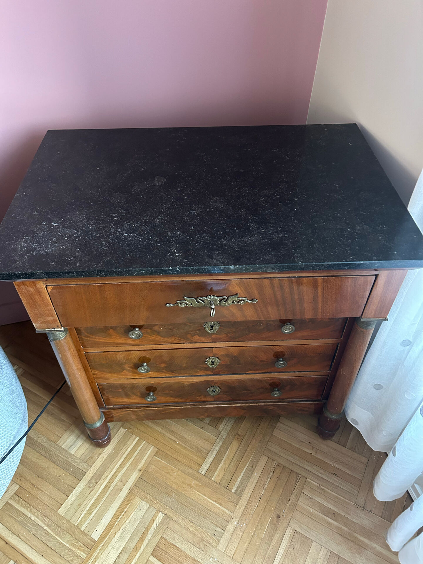 Empire commode from the 19th century in flame mahogany – Original intact black marble