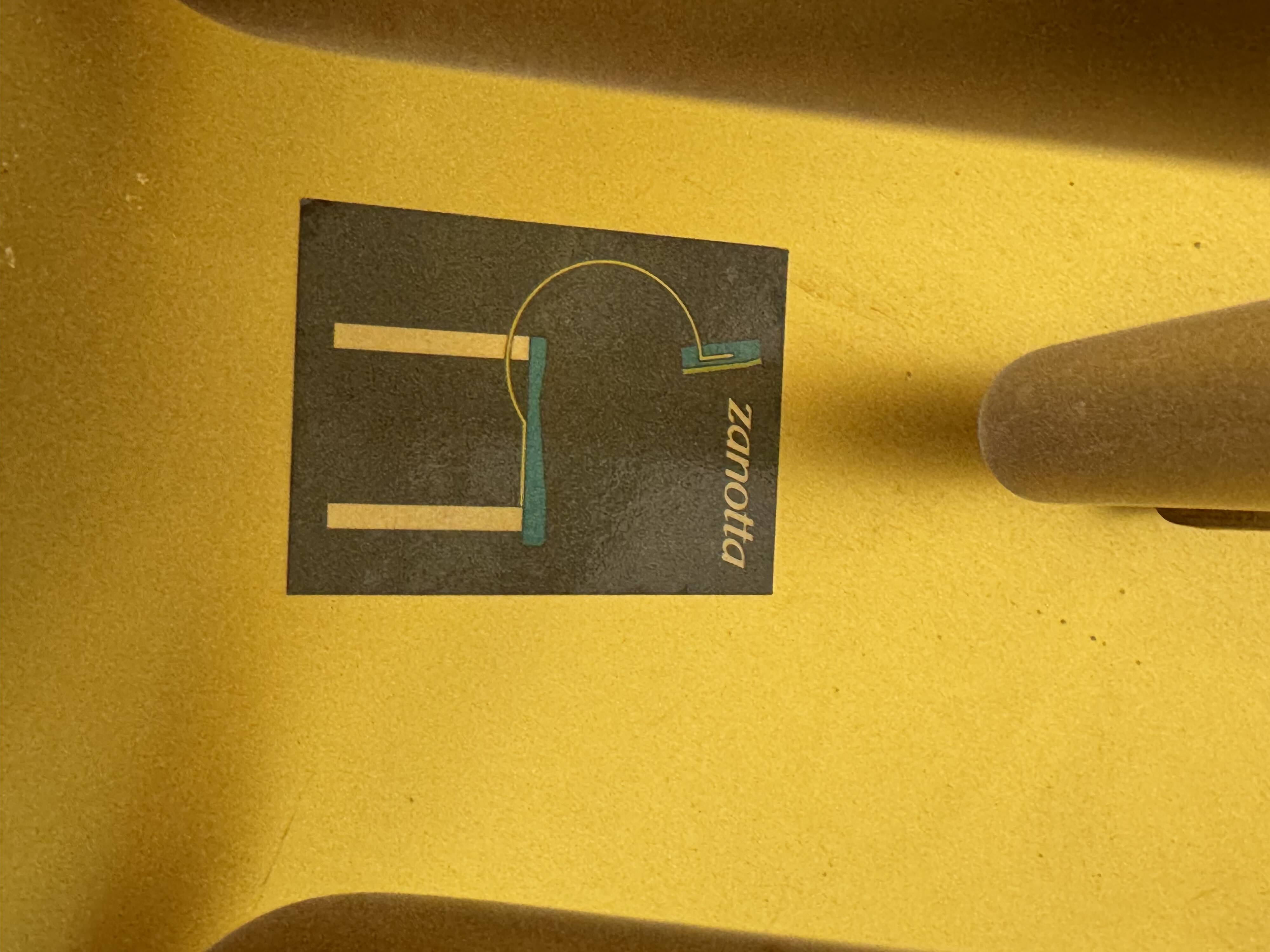 Table d'appoint haute design italien par Emaf Progetti pour Zanotta années 1980.