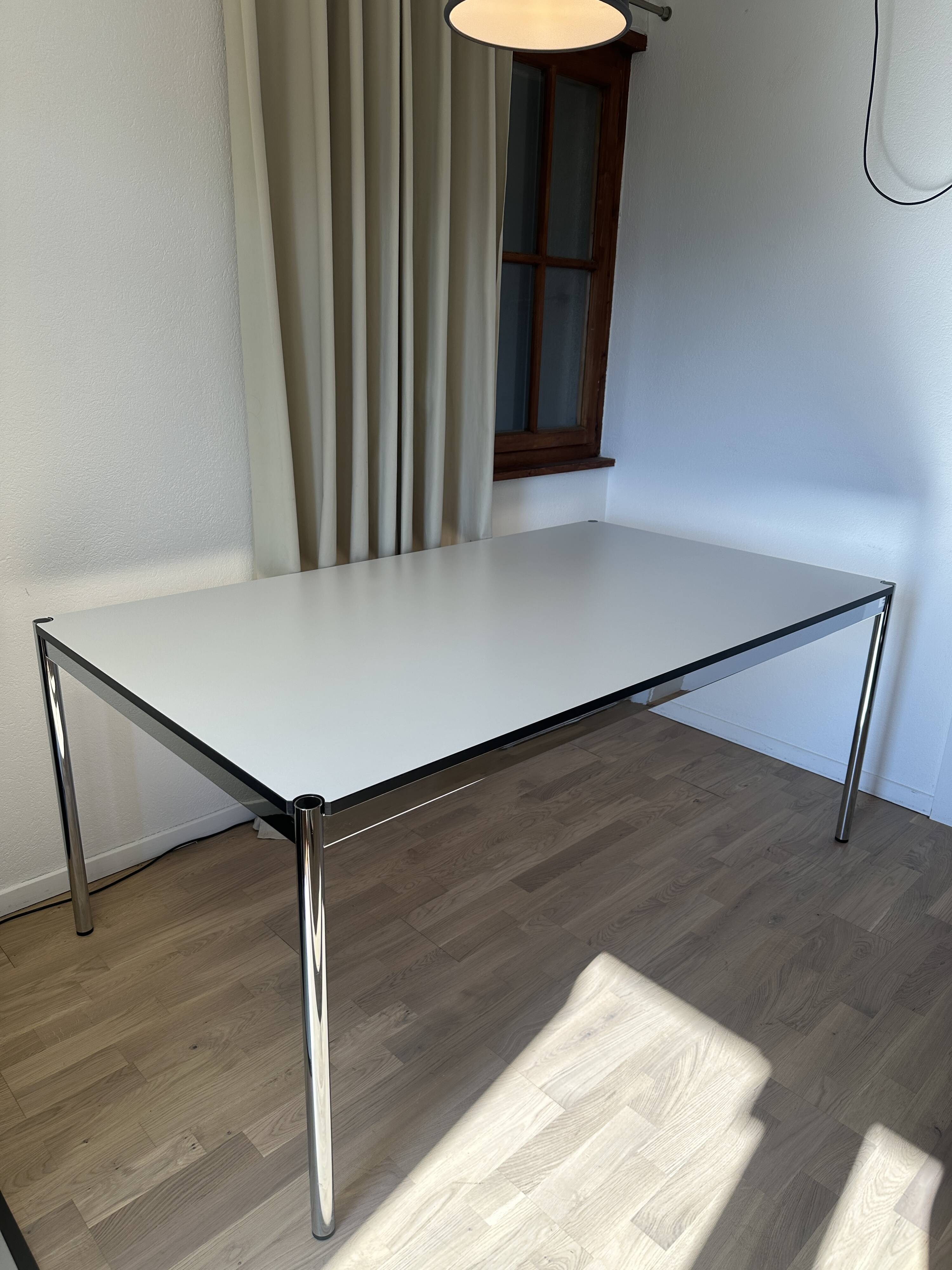 Bureau USM Haller en stratifié gris perle