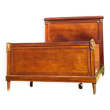 Lit de style Louis XVI en noyer, époque 1900