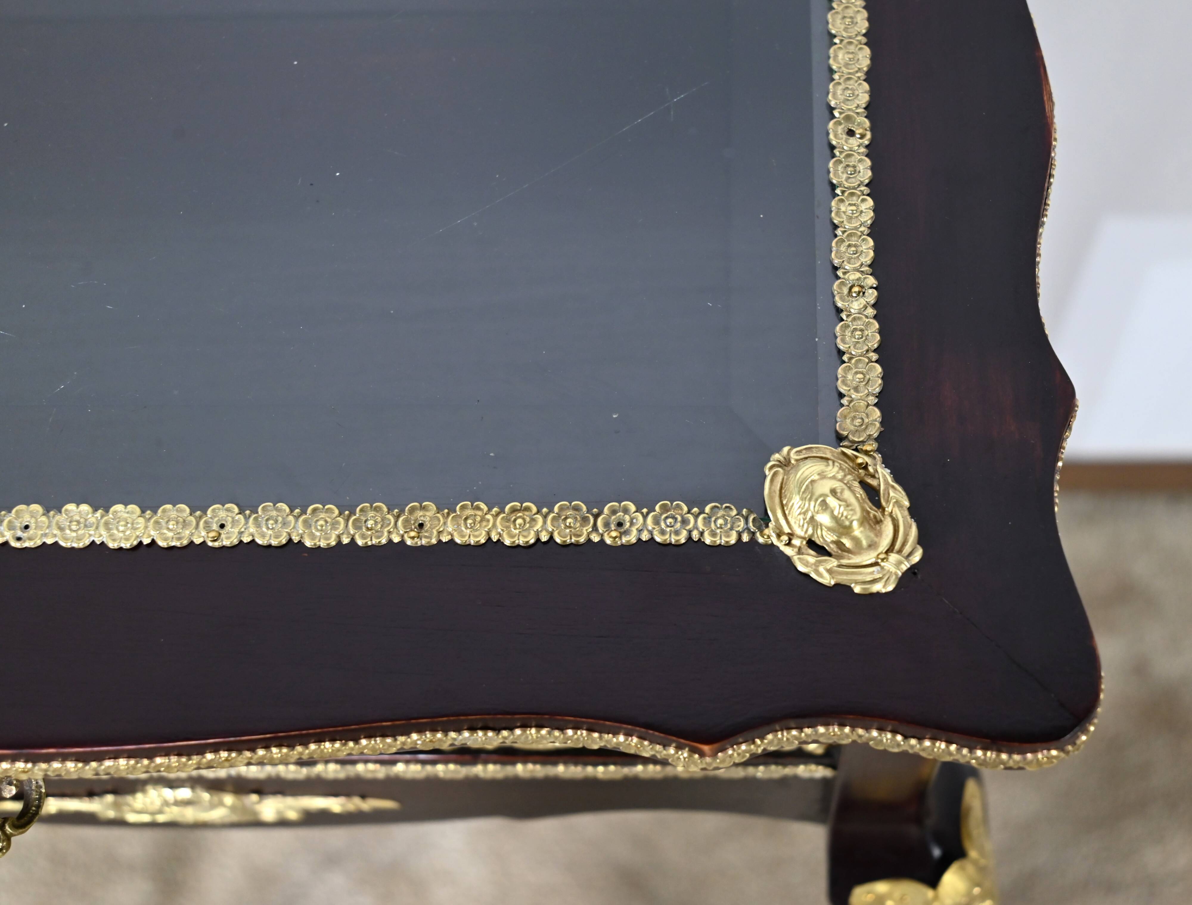 Middle Display Table in Stained Mahogany, Louis XV style, Napoleon III period – Mid-19th century