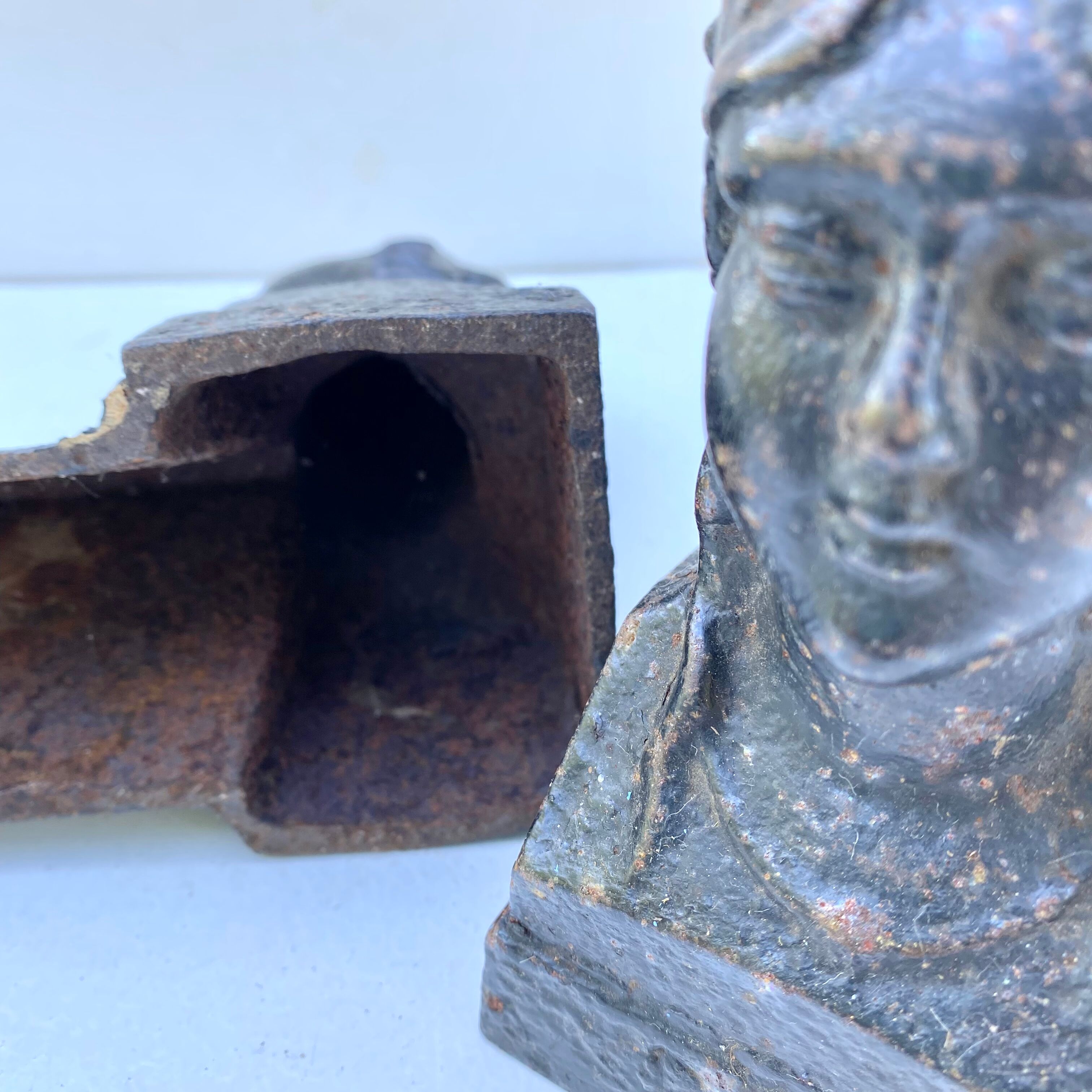 Bust chimney chenets