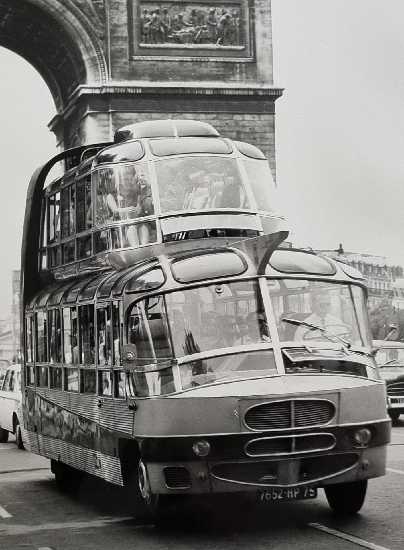 Photographie vintage bus futuriste “Aérobus” années 60 encadré 43x53 cm