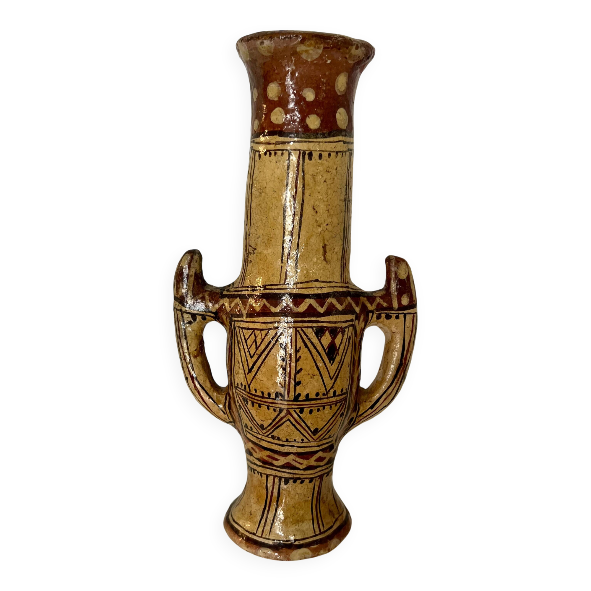 Ancien vase en poterie berbère traditionnelle kabyle