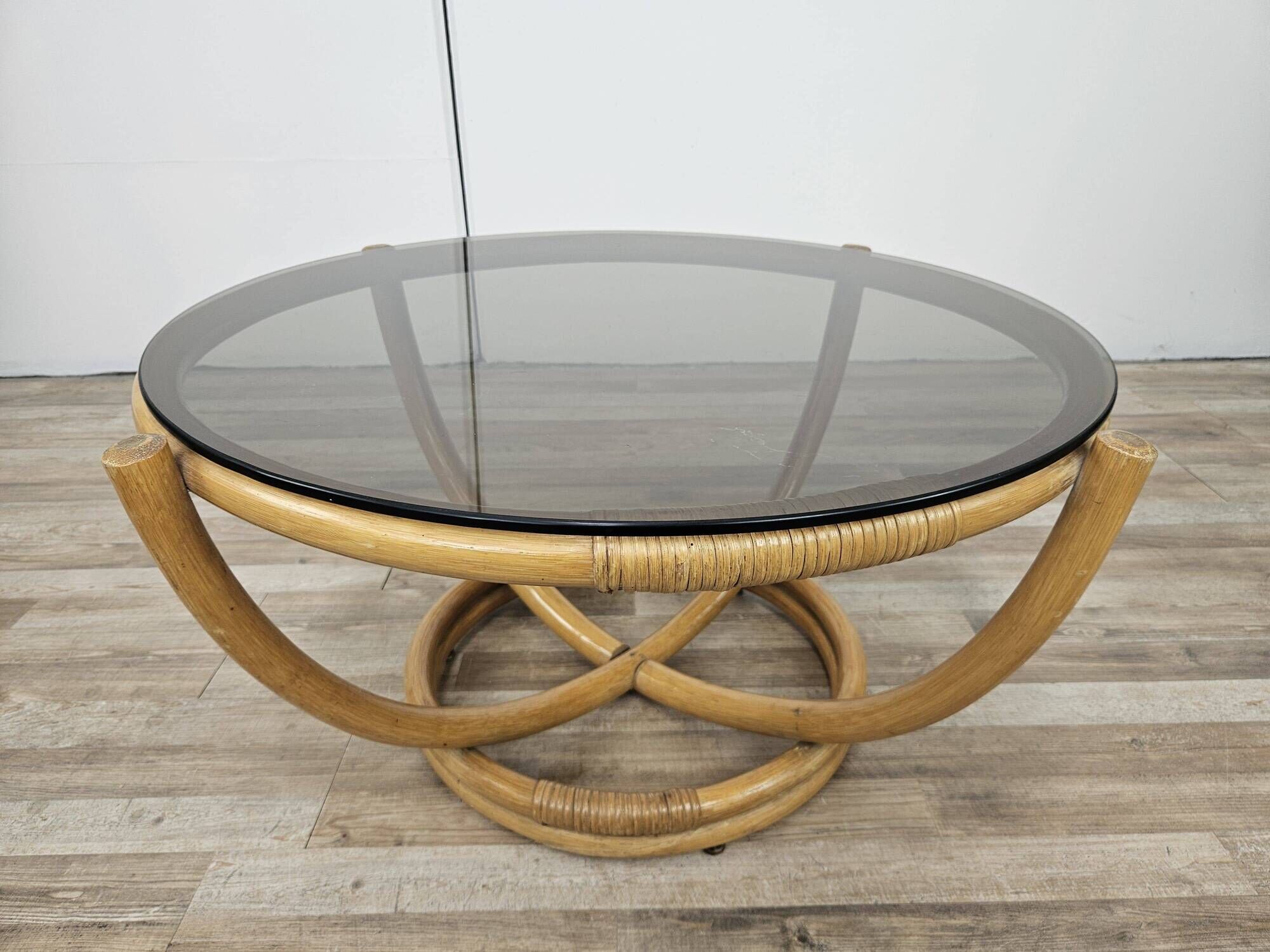 Table basse ronde vintage en bambou et verre fumé