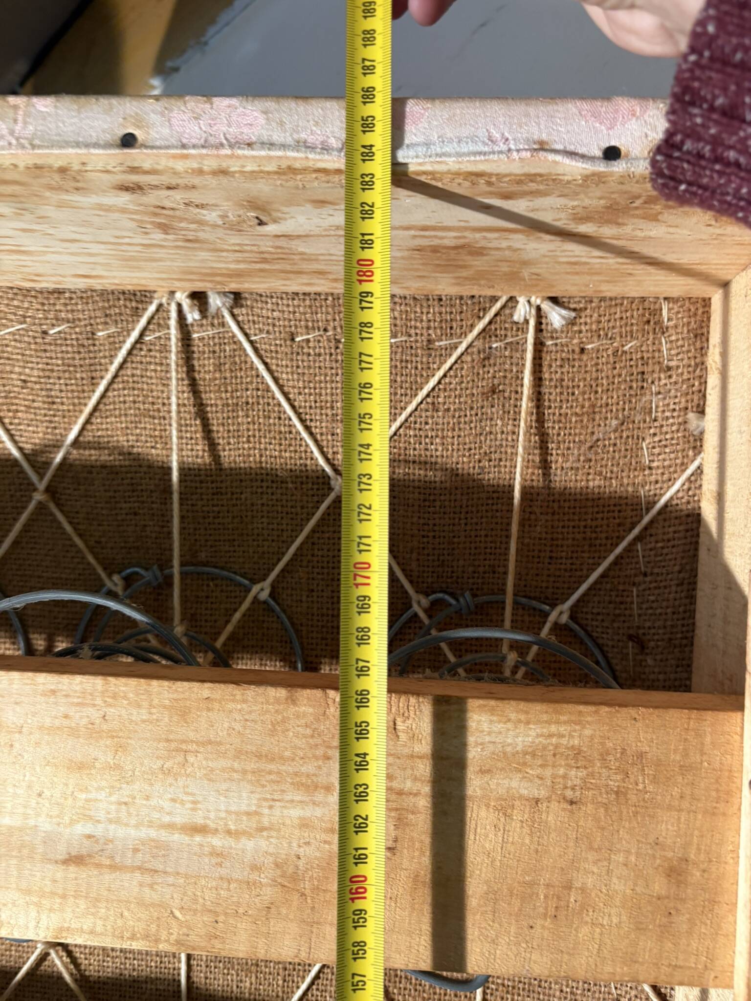 Antique Louis XVI style daybed in carved wood and patterned fabric