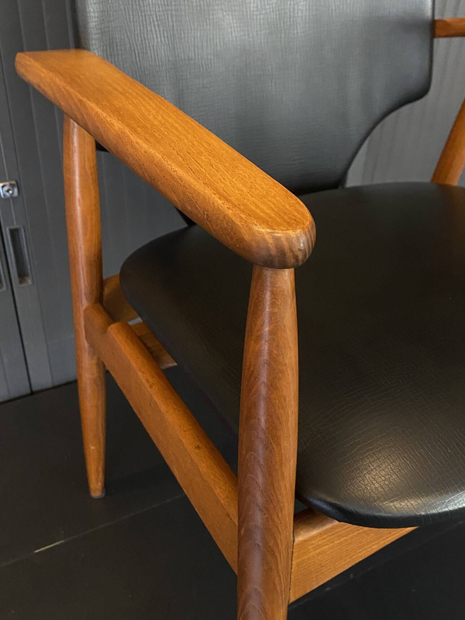 A Scandinavian teak skai chair from the 1960s for a vintage desk table.