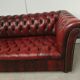 Canapé Chesterfield cuir rouge capitonné