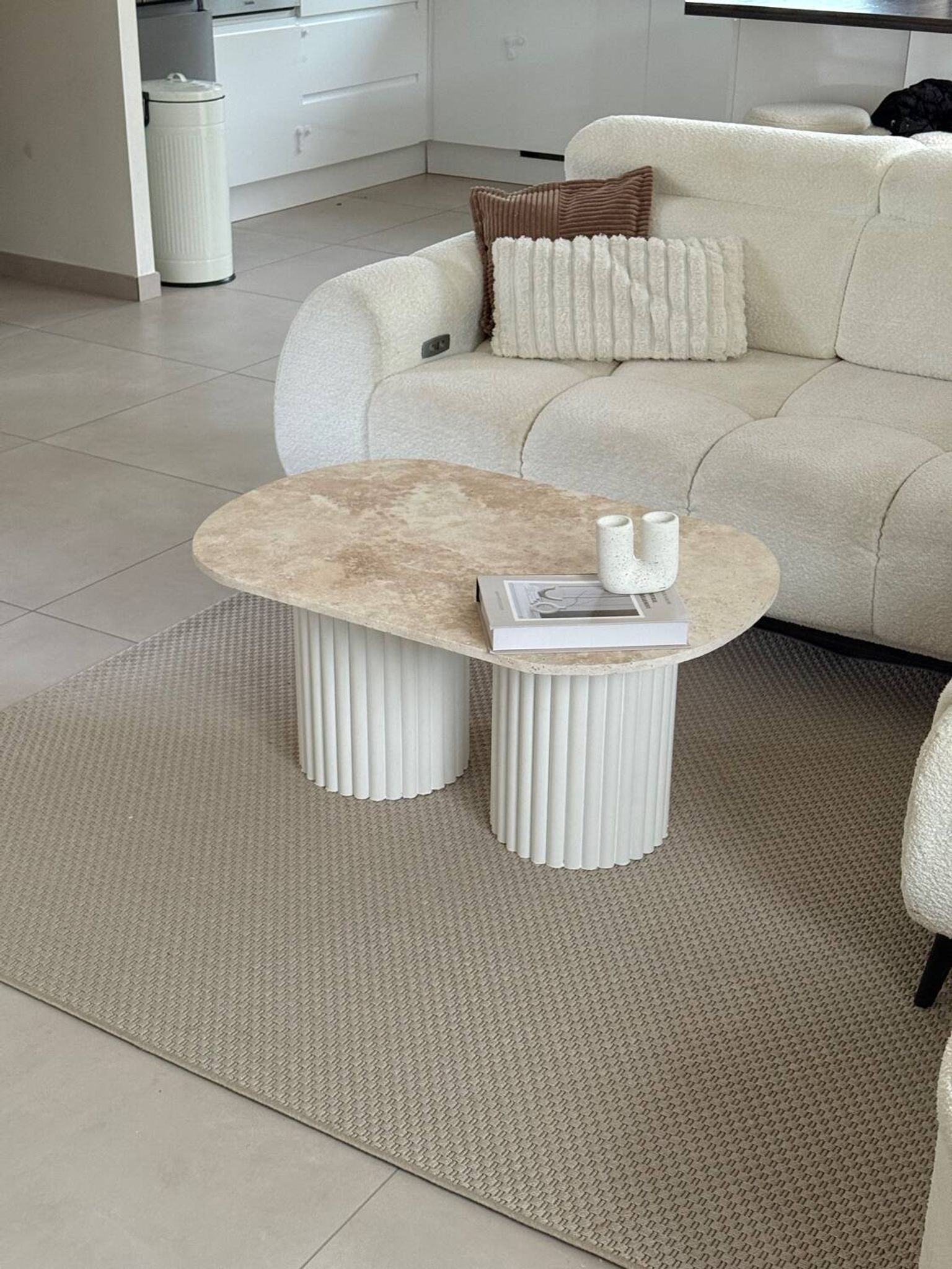 Table basse ovale en travertin et bois cannelé blanc