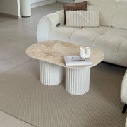 Table basse ovale en travertin et bois cannelé blanc