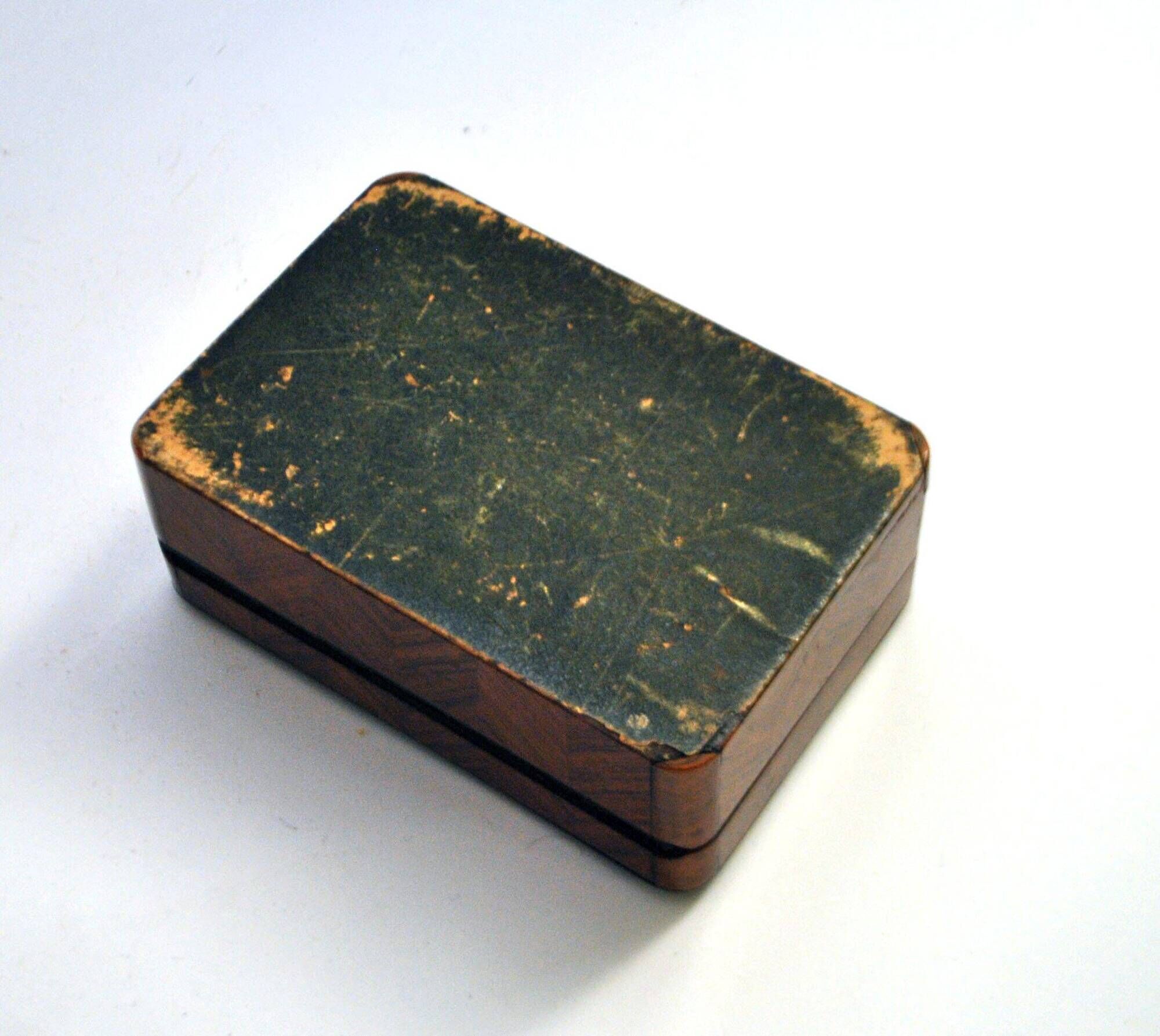 Antique box with marquetry wood, clover decoration, 7 x 11 cm.