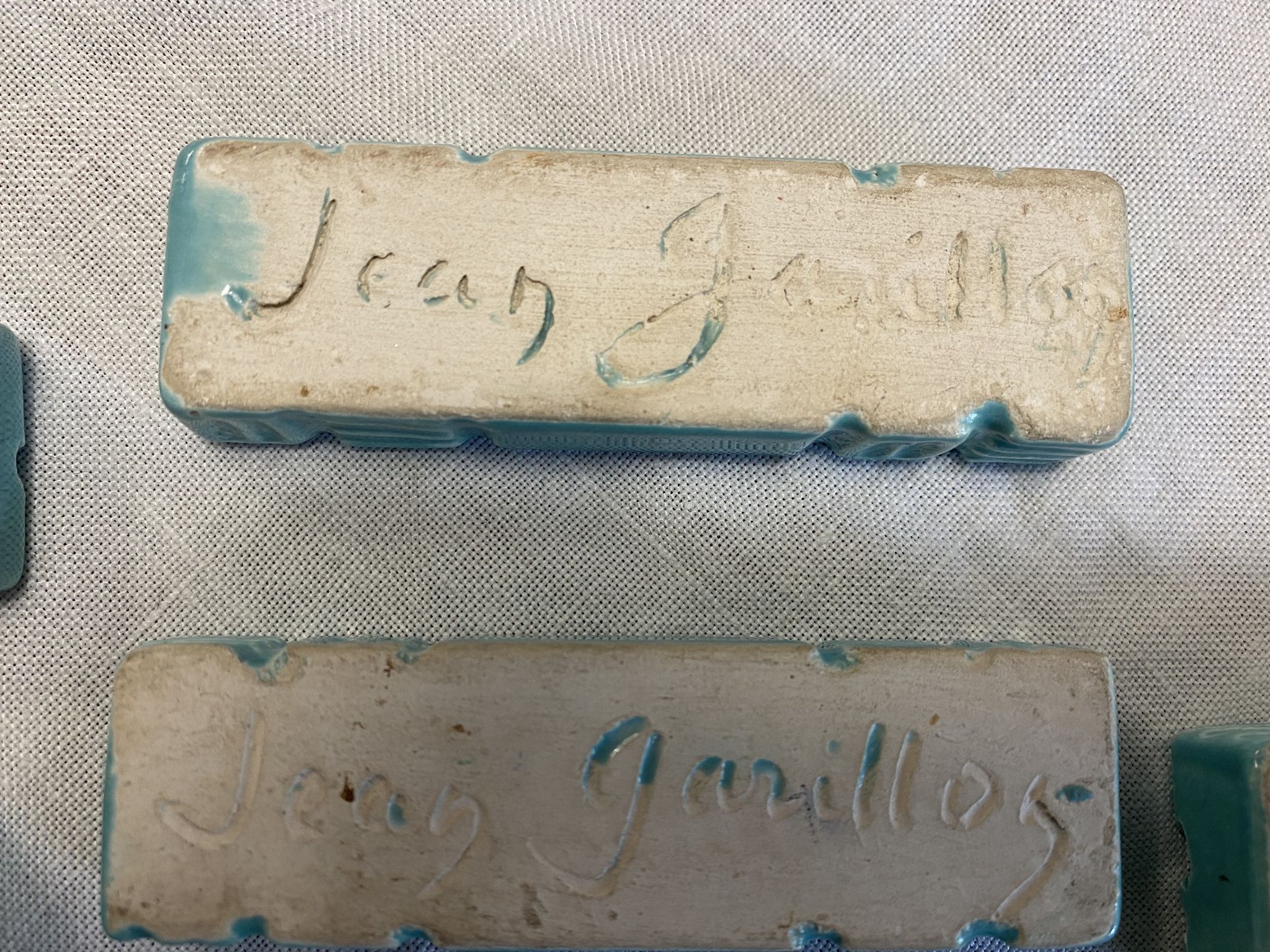 11 porte couteaux en céramique signés Jean Garillon